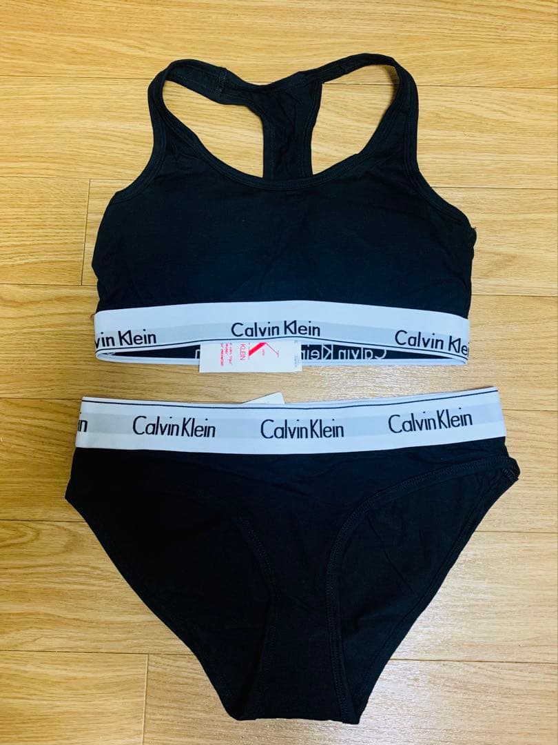 Calvin Klein CK Sports Bra and Shorts Set M Popular Black Beautiful Condition